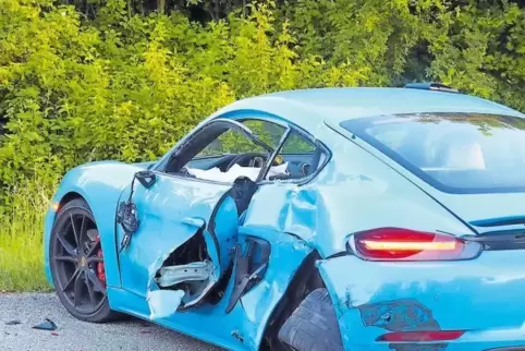 Einer der Unfallwagen: ein blauer Porsche Cayman S.