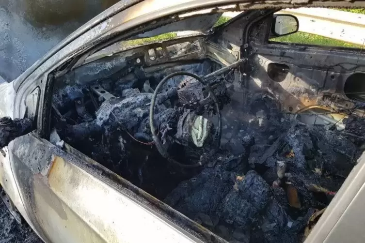 Ein Blick in das ausgebrannte Auto.  Foto: Bossong/Feuerwehr