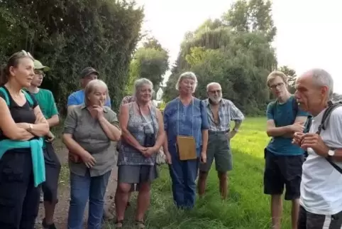 Alexander Roth (rechts) warnt, dass nicht jedes Kraut zur Selbstmedikation geeignet ist.  Foto: bp