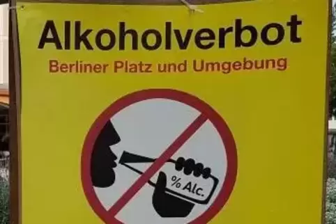 Hinweisschild auf das Alkoholverbot am Berliner Platz. Foto: Hartschuh
