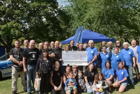 Auch Vertreter von Motoradclubs hatten gesammelt, sie überreichten einen Scheck über 567 Euro für das Sterntaler-Hospiz.  Foto: 