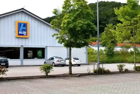 Seit der benachbarte Discounter Lidl (früheres Gebäude hinten rechts) ins Ortszentrum umgezogen ist, hat der Standort im Gewerbe
