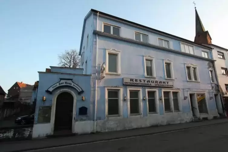 &Uuml;ber die Jahre verkommen: das fr&uuml;here Hotel Martin.  ARCHIVFoto: RACKOW