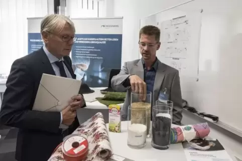 Standortleiter Alexander Barnsteiner (rechts) zeigt Oberbürgermeister Klaus Weichel das Portfolio aus Endprodukten sowie eingese