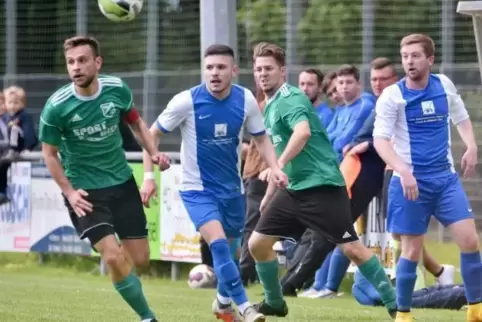 Sind mit zwei Siegen optimal in die Saison gestartet: die Spieler der SG Haschbach/Schellweiler (blau-weiße Trikots), hier in de