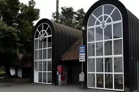 Dieses Gebäude gehört zum Bahnhof Bobenheim, ist aber Eigentum der Gemeinde.  Foto: BOLTE