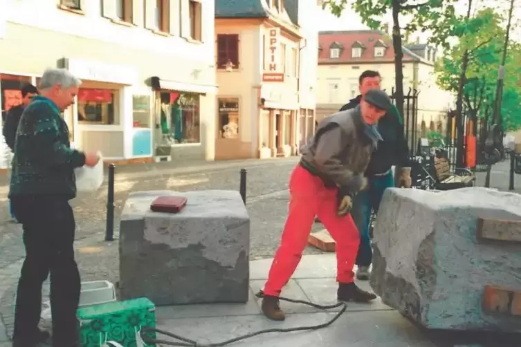 Trick 17: Der Steinkreis zwischen Römer- und Stadtplatz wird auf findige Art und Weise installiert.   Foto: Kunstverein/frei