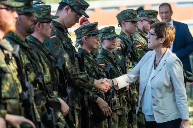 Annegret Kramp-Karrenbauer will, dass Bundeswehr-Soldaten gratis mit dem Zug fahren können. Foto: dpa