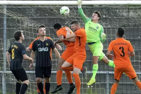 Mehr als einmal geklärt: Speyers Torwart Philipp Schilling. Foto: KUNZ
