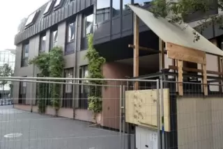 Ein provisorisches Dach über der Anlage soll den Baum daneben vor Abluft schützen. Foto: BOLTE