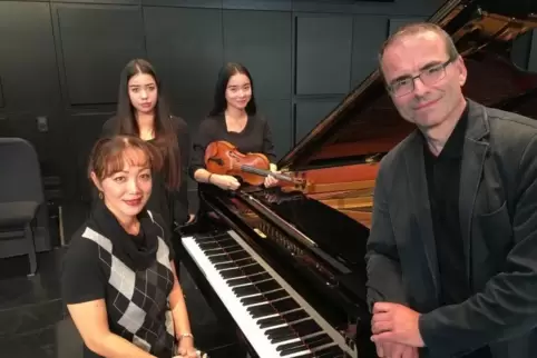 Yuki Nagatsuka und Gerhard Wöllstein sowie deren hoch talentierte Töchter Julia (Klavier) und Maria (Geige) geben am Sonntag, 15