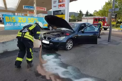 Der nicht mehr fahrbereite BMW. Foto: Feuerwehr/frei