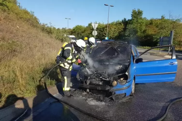 Der ausgebrannte VW Polo. Foto: Feuerwehr