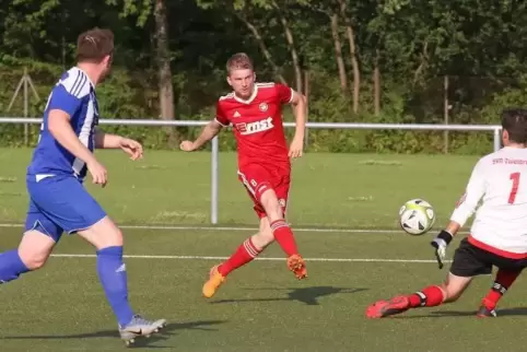 Hier trifft Jan Tüllner für den TSC Zweibrücken im Verbandspokal gegen den SVN Zweibrückenzum 1:0. Auf der Karnevalsbühne oder b