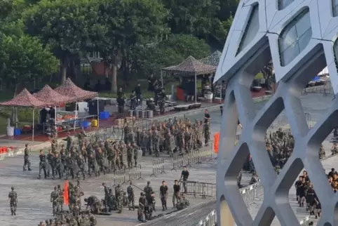 Shenzen liegt gegenüber Hongkong an derselben Bucht – dort übten chinesische Soldaten am Donnerstag, in Formation zu marschieren