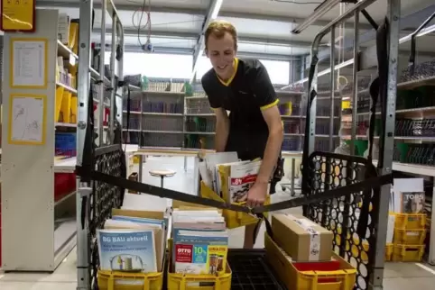 Freut sich über einen modernen Arbeitsplatz: Postzusteller Moritz Ramthun im neuen Zustellstützpunkt der Deutschen Post, der am 