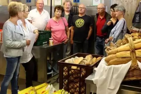Tafel-Vorsitzende Uschi Bisanz informiert RHEINPFALZ-Leser. Foto: Iversen