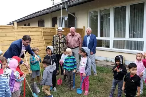 Oberbürgermeister Thomas Hirsch beim symbolischen Spatenstich mit Kita-Kindern, mit (hinten von links) Architekt Lothar Reif, Fr