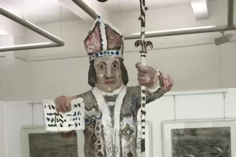 Der Heilige Ulrich aus Holzkittmasse war das Wahrzeichen von Wieserts Apotheke in Deidesheim. Foto: P&ouml;schl