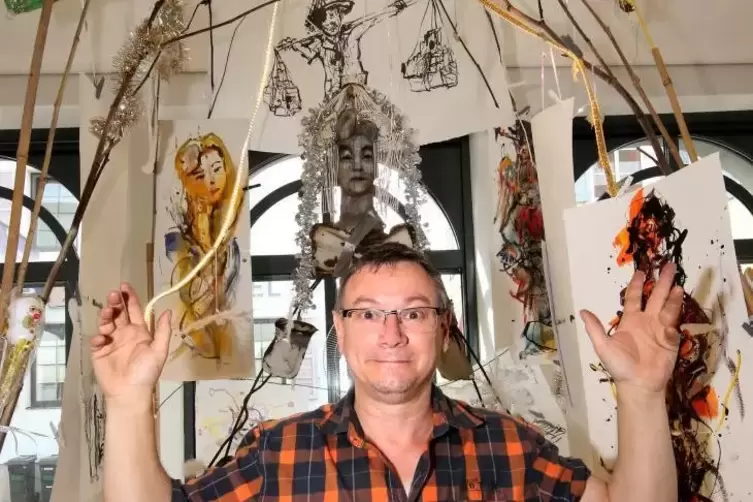 Der K&uuml;nstler Martin Eckrich in seiner Ausstellung. Foto: Lenz