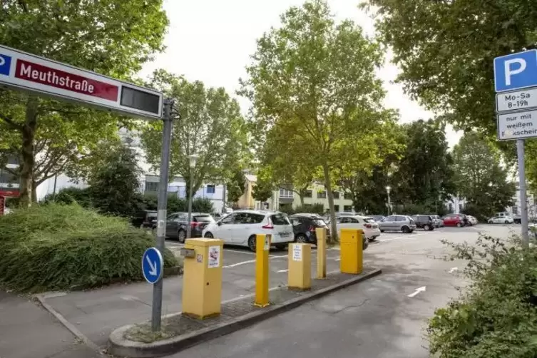 Noch als Parkplatz nutzbar: das Areal an der Meuthstraße.   Foto: VIEW