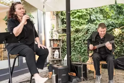 Eine Sängerin, die auch mal eine Gitarre begleitet: Jutta Brandl und Bernhard Sperrfechter im Salischen Hof in Schifferstadt.  F