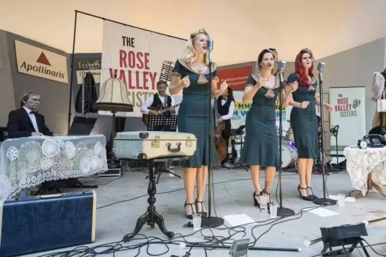 Die Rosevalley Sisters (vorne, von links) Sarah Heinz, Jennie Kosolowski und Saskia Wrobel intonierten Songs im Stile des Swing 