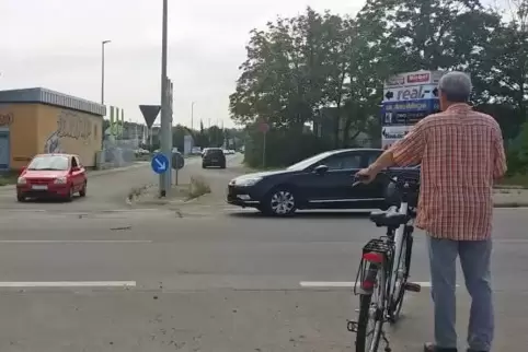 Für Fahrradfahrer und Fußgänger aus dem westlichen Mutterstadt der nächstgelegene, aber auch gefährlichste Weg ins Gewerbegebiet
