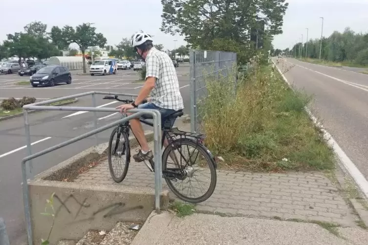 Der Radweg von der Querungshilfe in der Waldstra&szlig;e f&uuml;hrt direkt auf die Fahrbahn des Real-Parkplatzes, und die Rampe ist zu eng.