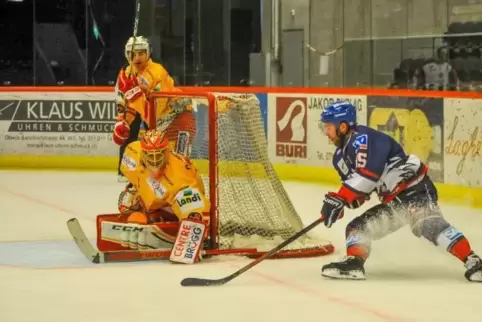 Adler Mark Katic vor dem Tor von Jonas Hiller Foto: P.I.X.