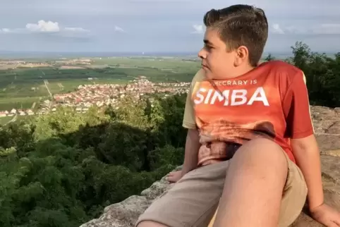 Gespräch auf historischen Mauern und bei traumhaftem Ausblick: Davit ist vom Hambacher Schloss begeistert. Sein Traum ist eine K