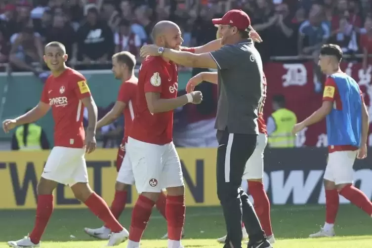 Freudenmomente: FCK-Trainer Sascha Hildmann und Elfmeterschütze Manfred Starke nach dem Sieg im Pokal gegen Mainz 05.  Foto: KUN