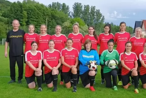 Die Fußball-Frauen des SC Stambach: vorne von links: Sabrina Wolf, Laura Hauswald, Lisa Sewohl, Saskia Weinrich, Marlen Haag, An