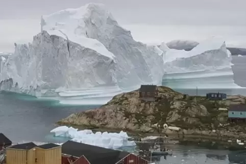 Ein Eisberg schwimmt vor der grönländischen Küste am Dorf Innaarsuit vorbei. Politiker in Dänemark haben mit Verwunderung und Kr