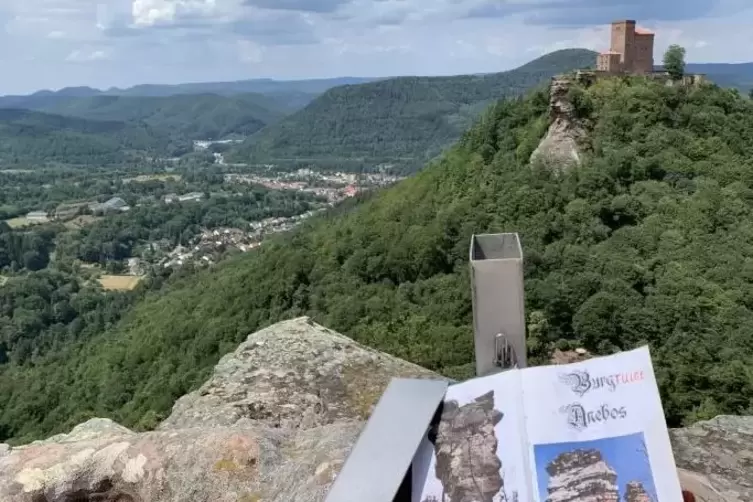 Gipfelbuch mit Aussicht: Blick vom Anebos auf den Trifels, auf dem ebenfalls ein Buch zu finden ist.  Foto: huzl