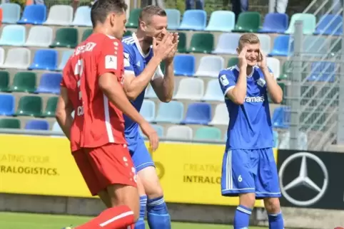 Können den schlechten Saisonstart kaum fassen: die FKP-Verteidiger Marco Steil (Bildmitte) und Yannick Grieß (rechts), hier mit 