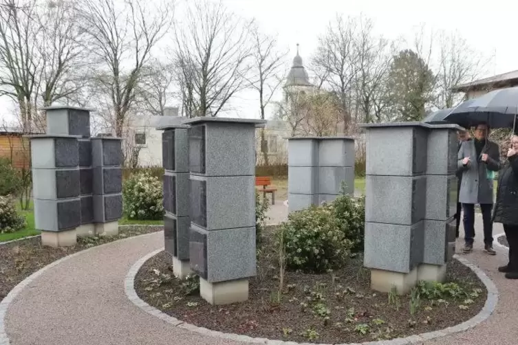 Die Urnenstelen auf dem Queichheimer Friedhof. Foto: Iversen