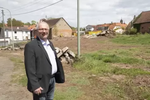 Das Neubaugebiet Pariser Hof in Sembach – Bundestagsabgeordneter Thomas Wansch (SPD) deutet darauf – soll jetzt erschlossen werd