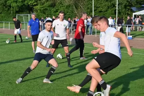 Schuften für den Ligaverbleib: die A-Junioren des JFV Ganerb im Training. Foto: Lenz