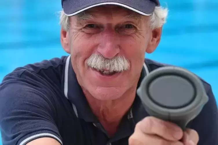 „Chief“ Peter Jacqué kann nun genau messen, wie schnell die Würfe seiner jungen Schützlinge sind.  Foto: Mehn