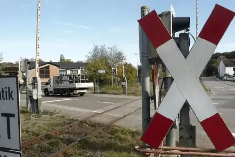 Die Polizei klärte die Kinder auf, wie gefährlich es ist, auf die Schienen zu steigen. Foto: Moschel