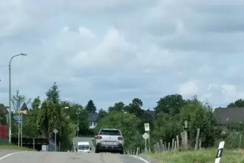 An der Einmündung zur Fabrikstraße wird die Straße etwas abgeflacht, was die Sicht deutlich verbessern soll.  Foto: Laborenz