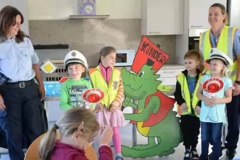 Verkehrstrainerinnen der Polizei üben mit den Schulkindern. Foto: LM