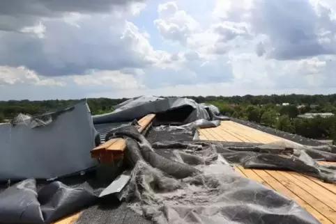 Das Bild nach dem Sturm. Mittlerweile sind die zerstörten Teile der Dachhaut des Schifferstadter Gymnasiums entfernt und das kap