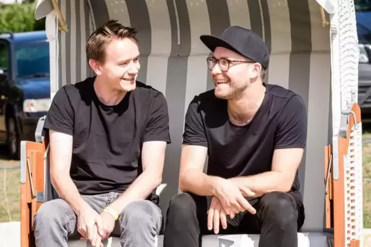 Plaudern im Strandkorb: Mark Forster erz&auml;hlte RHEINPFALZ-Redakteur Sebastian Stollhof auch, was seine Familie sagt, wenn er &uuml;ber