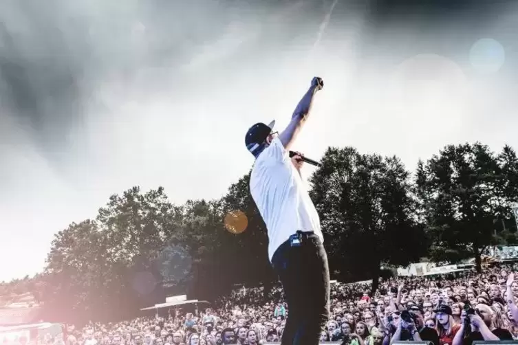Gefeiert: Mark Forster im saarl&auml;ndischen Losheim. Foto: c-bo-design/Tinela
