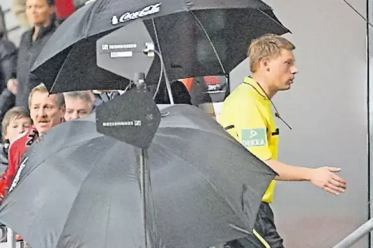 Manchmal ist der Schiedsrichter an allem schuld, zumindest in den Augen der Fans. Eine Szene nach dem Abpfiff des Spiels 1. FC N