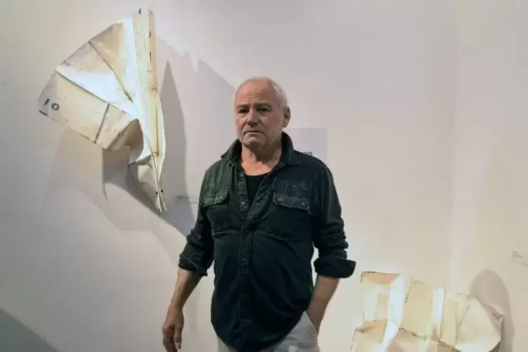 Spiel mit der Wahrnehmung: Preisträger Peter Köcher vor seiner zweiteiligen Arbeit aus Papier. Alte Konstruktionspläne wirken hi