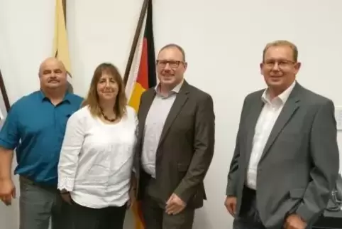 Neue Beigeordnete der VG Buchmühlbach-Miesau (von links): Michael Haack, Francesca Wagner-Heintz (beide WG Heintz), VG-Bürgermei