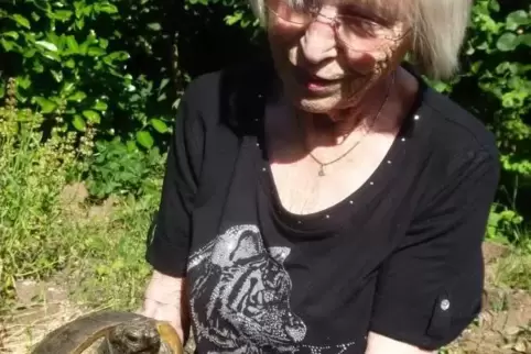 Ellen Bohl mit ihrer Schildkröte, die sie schon seit 73 Jahren begleitet. Foto: Udo Wagner